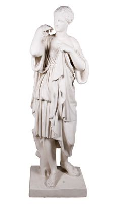 statue en marbre représentant une femme tenant un oiseau dans la main