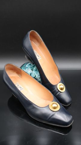 CELINE – Paire de chaussures à talon en cuir bleu marine, une bou...