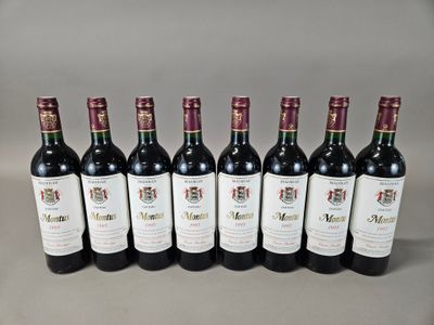 six bouteilles de vin alignées sur une table