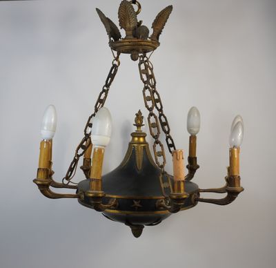 une image d'un lustre à quatre lumières suspendu au plafond