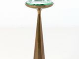une petite table avec un plateau en verre, posée sur un meuble blanc