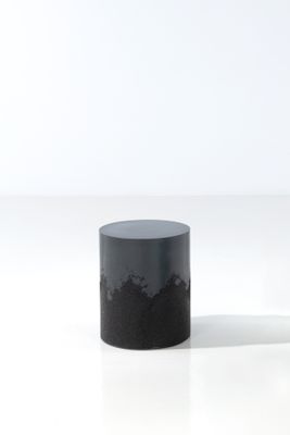 photographie en noir et blanc d'un vase posé sur une table, sur fond blanc