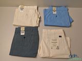 trois paires de pantalons pour homme posées sur une table