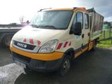 un camion garé sur le parking
