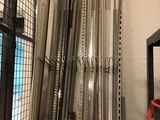 de nombreux types différents de tuyaux métalliques dans une pièce