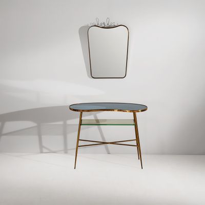 une petite table sur laquelle se trouve un miroir, et un miroir accroché au mur
