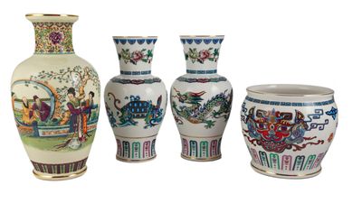 quatre vases placés les uns à côté des autres