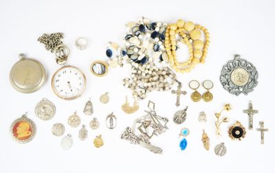 plusieurs types de bijoux différents sur une surface blanche