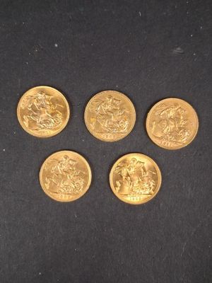 quatre pièces d'or sont disposées en cercle sur une surface noire