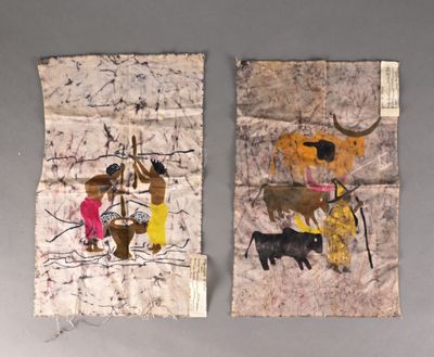 Deux œuvres d'art sont accrochées au mur d'une pièce