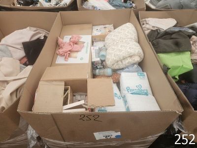 de nombreux cartons remplis de vêtements et d'autres objets dans la pièce