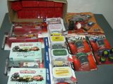 une boîte contenant un assortiment de jouets et d'autres objets, posée sur une table