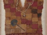 une image représentant une photo d'un morceau de tissu orné d'un collier et d'une fleur