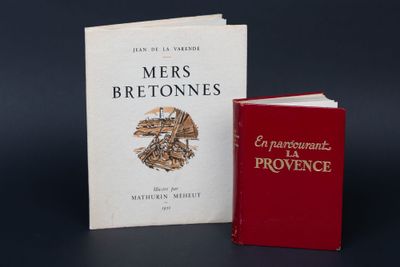 deux livres posés l'un à côté de l'autre sur une table