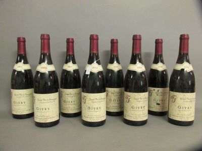 six bouteilles de vin sont alignées sur une table