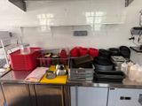 de nombreuses casseroles et poêles sur le comptoir de la cuisine
