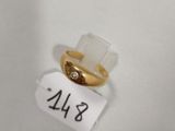 Gros plan sur une bague en or ornée d'un diamant
