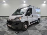 la camionnette blanche est garée sur le sol en damier d'une pièce
