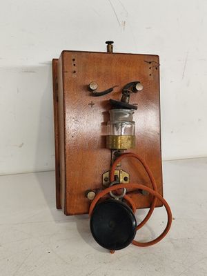 un téléphone à l'ancienne muni d'un fil fixé à l'arrière