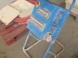 une machine bleue qui se trouve dans un garage