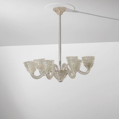 un lustre blanc suspendu au plafond d'une pièce