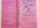 un livre rose sur lequel figure une liste d'articles, posé sur une table