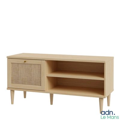 Le buffet est en bois et présente un motif en rotin.