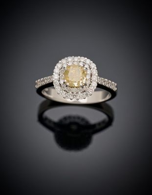 une bague à grappes ornée d'un saphir jaune et de diamants