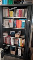 Dans le premier bureau :