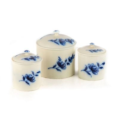 trois récipients blancs et bleus ornés de fleurs bleues