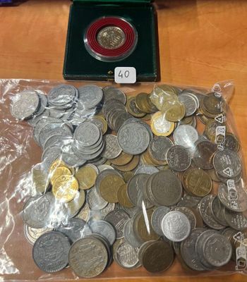 beaucoup de pièces posées sur une table à côté d'une boîte verte