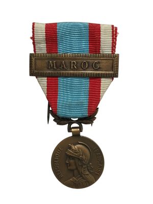 gros plan d'une médaille sur fond blanc