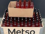 Les bouteilles de vin rouge se trouvent dans une caisse en bois posée sur une palette