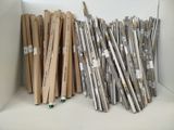une boîte contenant de nombreux types de stylos et de crayons