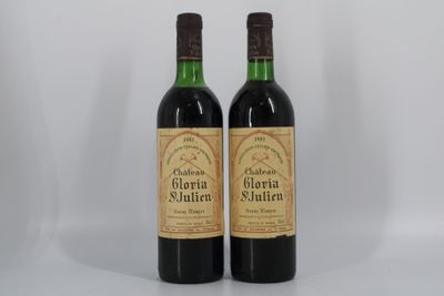 deux bouteilles de vin posées l'une à côté de l'autre sur une table