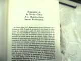 un livre ouvert posé sur une table, avec un stylo dessus