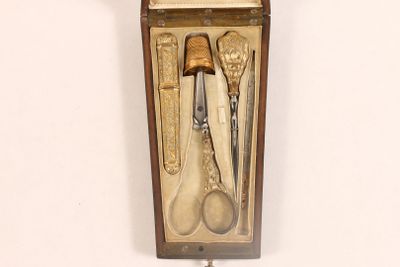 FRANCE, après 1838. Nécessaire de couture en métal, argent 8…