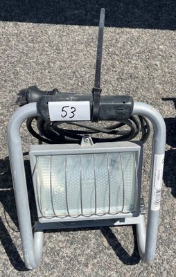 une lampe posée par terre à côté d'un vélo