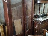 un meuble en bois avec une porte en verre dans une pièce