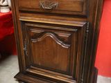 un meuble en bois sur lequel est posée une télévision