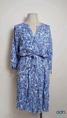 une robe bleue et blanche posée sur un présentoir pour mannequin