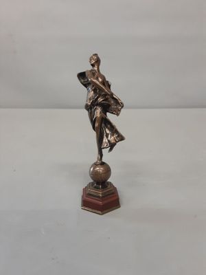 "renommée". Sujet en bronze sur socle en marbre.