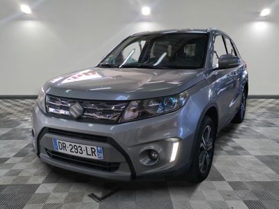 une photo d'un SUV argenté garé dans un garage