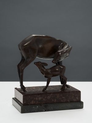 sculpture en bronze représentant un cerf et un faon, posée sur un socle en marbre