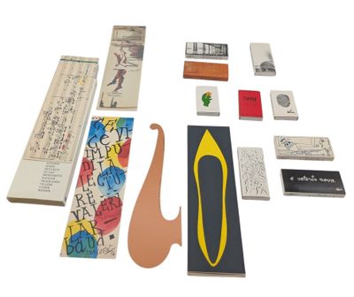 une photo montrant un ensemble d'objets posés sur la table