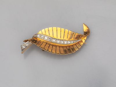 Broche feuille en or jaune 750°/°° (18K) et platine, à décor… - Photo 1