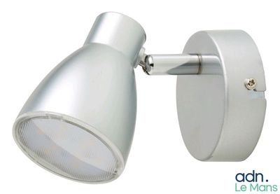 une image montrant un gros plan d'une lampe fixée au mur