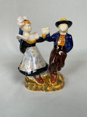 une figurine représentant un homme et une femme se tenant la main
