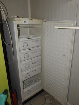 un réfrigérateur comportant de nombreux tiroirs à l'intérieur