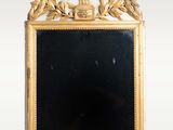 un miroir avec un cadre doré et un fond noir
